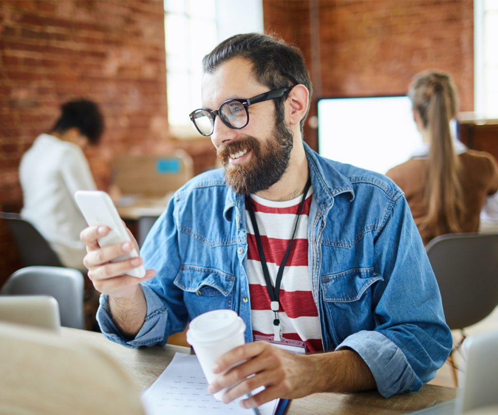 Participante de congresso online usando o celular